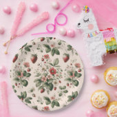 Roze bessen zoet over aardbeienpatroon papieren bordje (Feest)