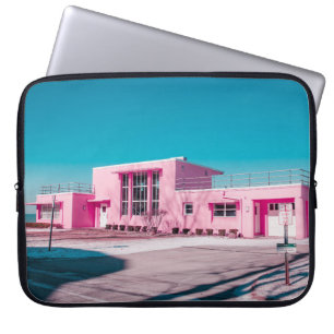Roze betonbouw onder duidelijke blauwe hemel laptop sleeve