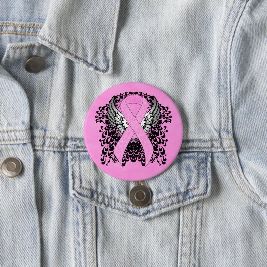Roze Bewustmakingslint aan met Wings Ronde Button 7,6 Cm (In situ)
