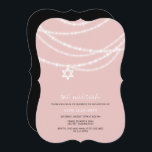 roze biet Mitzvah sparkles ster van David Invite Kaart<br><div class="desc">Pink Bat Mitswa Sparkles Star of David Religious Invitation Kaart voor meisjes. Deze moderne en stijlvolle religieuze uitnodiging platte kaart beschikt over chique sprankelende sierlijke snaren van licht draperen op de voorkant verfraaid met een eenvoudige ster van David icoon. Er zijn veel kleurvariaties van dit ontwerp beschikbaar in grijs, goud,...</div>