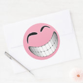 Roze Big Grin Gezicht Ronde Sticker (Envelop)