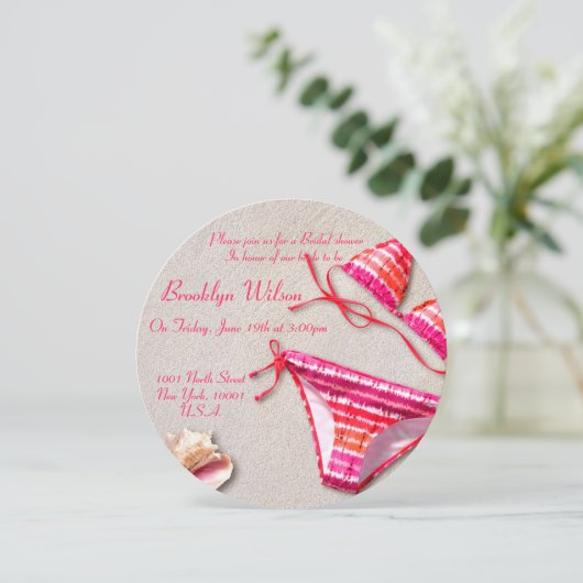 Roze Bikini Beach Bruids Douche Uitnodigingen (Staand voorkant)