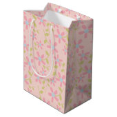 Roze Birthday Posy Patroon Medium Cadeauzakje (Achterkant Gekanteld)