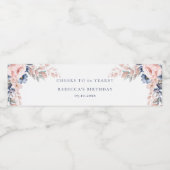 Roze Blauw Bloemen Elegant Script 60th Verjaardag Waterfles Etiket (Enkel label)
