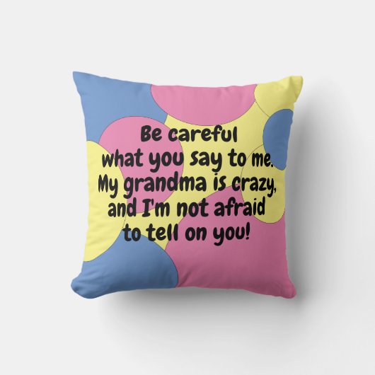 Roze Blauw Geel Mijn oma is gek Kletskous Kussen (Voorkant)