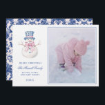 Roze & Blauw Grandmillennial Damask Snowman Foto Kaart<br><div class="desc">Deze kerst Kaart heeft een preppy grandmillennial ontwerp met Snowman met een blauw en roze pet en een roze strik. De onderkant heeft een blauwe tekst met de tekst "Vrolijk kerstfeest". Je kunt je personaliseren met een naam en een jaar. De achterkant heeft een coördinerend donkerblauw damast patroon.</div>