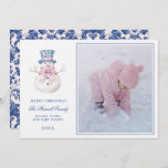 Roze & Blauw Grandmillennial Damask Snowman Foto Kaart<br><div class="desc">Deze kerst Kaart heeft een preppy grandmillennial ontwerp met Snowman met een blauw en roze pet en een roze strik. De onderkant heeft een blauwe tekst met de tekst "Vrolijk kerstfeest". Je kunt je personaliseren met een naam en een jaar. De achterkant heeft een coördinerend donkerblauw damast patroon.</div>