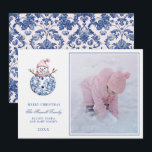 Roze & Blauw Grandmillennial Damask Snowman Foto Kaart<br><div class="desc">Deze kerst Kaart heeft een preppy grandmillennial ontwerp met een blush roze en marineblauwe Snowman. De onderkant heeft een blauwe tekst met de tekst "Vrolijk kerstfeest". Je kunt je personaliseren met een naam en een jaar. De achterkant heeft een coördinerend donkerblauw damast patroon.</div>