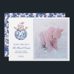 Roze & Blauw Grandmillennial Damask Snowman Foto Kaart<br><div class="desc">Deze kerst Kaart heeft een preppy grandmillennial ontwerp met een blush roze en marineblauwe Snowman. De onderkant heeft een blauwe tekst met de tekst "Vrolijk kerstfeest". Je kunt je personaliseren met een naam en een jaar. De achterkant heeft een coördinerend donkerblauw damast patroon.</div>