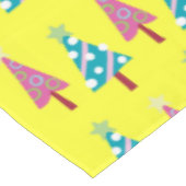 Roze & Blauw Vrolijke Kerstbomen Geel Tafelkleed (Gekanteld)