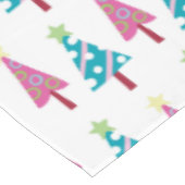 Roze & Blauw Vrolijke Kerstbomen Wit Tafelkleed (Gekanteld)