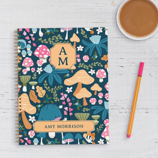 Roze Blauw Whimsical Mushroom Patroon Monogram Notitieboek