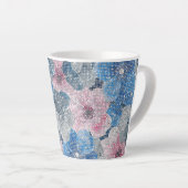 Roze Blauwe Bloemen Glanzen Latte Mok (Rechterhoek)