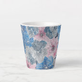 Roze Blauwe Bloemen Glanzen Latte Mok (Voorkant)