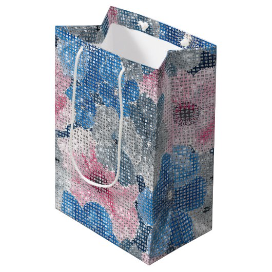 Roze Blauwe Bloemen Medium Cadeauzakje (Voorkant Gekanteld)