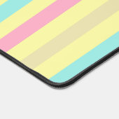 Roze, blauwe en bruine strepen op geel bureaumat (Hoek)