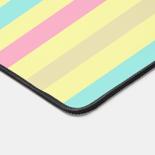 Roze, blauwe en bruine strepen op geel bureaumat (Hoek)