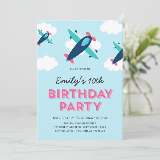 Roze, Blauwe en Groene Vliegtuig Verjaardagsfeestj Kaart (Staand voorkant)