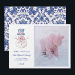 Roze & Blauwe Grandmillennial Damast Sneeuwman Fot Kaart<br><div class="desc">Deze kerstkaart heeft een preppy grandmillennial ontwerp met een sneeuwman met een blauwe en roze hoed en een roze strik. Onderaan staat blauwe tekst met "Prettig Kerstfeest". U kunt personaliseren met een naam en jaar. De achterkant heeft een bijpassend donkerblauw damastpatroon.</div>