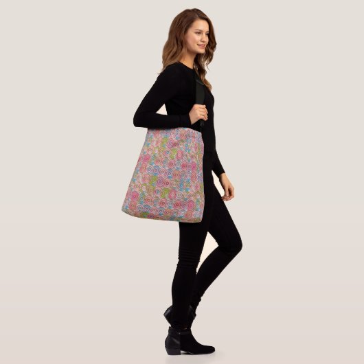 Roze blauwe paarse tooncirkels moderne kunst groot crossbody tas (Op model)