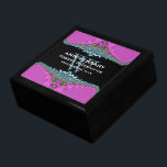 Roze Blauwgroen Monogram Weddenschap Jubileum Gift Cadeaudoosje<br><div class="desc">Unieke en stijlvolle digitale satin & kant in helder roze en blauwgroen design - Uitstekend en elegant aangepast cadeau, Jubileum of verloving. Personaliseer je met namen, verjaardagsdatum en monogram of nummers - gemaakt in een prachtige, houten cadeaudoos om rimpetten en juwelen te bewaren voor je speciale keepsakes. Maakt een geweldig...</div>