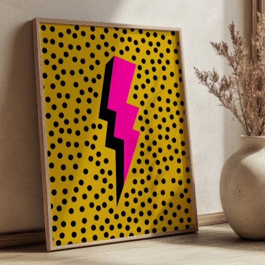 Roze bliksemschicht op gestippelde gele popart poster
