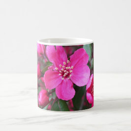 Roze bloeiende appel koffiemok