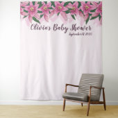Roze Bloeiende Lelies Top Line Baby shower Achterg Wandkleed (In situ)
