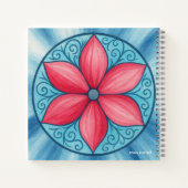 Roze bloem blauwe achtergrond notitieboek (Achterkant)