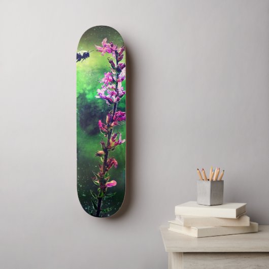 Roze bloem en bijen tegen het wereldskateboard persoonlijk skateboard (Muurkunst)