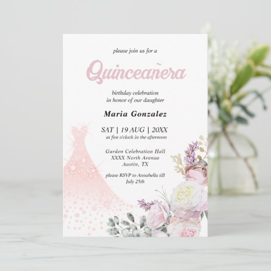  Roze bloem en jurk Quinceañera uitnodiging (Staand voorkant)