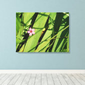 Roze bloem Groen Botanische fotografie Grafisch Canvas Afdruk (Insitu (Houten vloer))