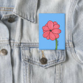 Roze bloem vol met blauwe achtergrond button (Insitu)