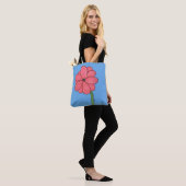 Roze bloem vol met blauwe achtergrond tote bag (Op model)