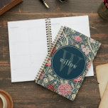 Roze Bloem William Morris Monogram Planner<br><div class="desc">Dit eenvoudige maar elegante ontwerp heeft een elegant,  door William Morris geïnspireerd bloemig wandtapijtpatroon in roze,  crème en rijk rood op een marineblauwe achtergrond. Houd uw agenda en afspraken met stijl. Voeg een naam toe om het te personaliseren. Een mooi kerst- of Moederdag-cadeau. Creëer door Simply Farmhouse Press.</div>
