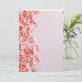 Roze bloemblaadjes envolop kaart (Staand voorkant)