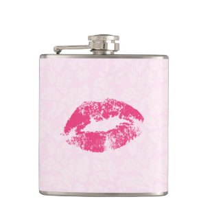 Roze bloemdamast en lippen heupfles