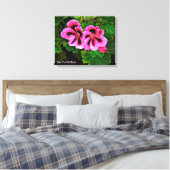 Roze bloemen 1 canvas afdruk (Insitu (Slaapkamer))