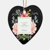  roze bloemen baby's Eerste Kerstmis op zwart Keramisch Ornament (Links)
