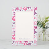 Roze bloemen bevestigen het griepachtige patroon o briefpapier (Staand voorkant)