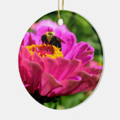 Roze bloemen bloem Roze Zinnia met hommel Keramisch Ornament (Links)