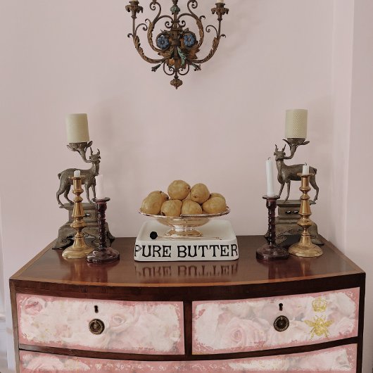 Roze bloemen bloemen zijn gouden flesjes ontkoppel tissuepapier