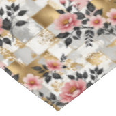 Roze Bloemen Boeketten op Gouden en Witte Pleinen Tafelkleed (Gekanteld)