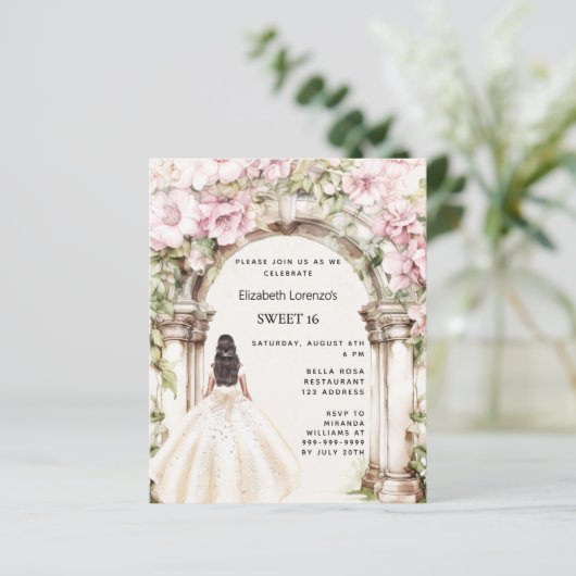 Roze bloemen boog witte jurk Sweet 16 uitnodiging (Staand voorkant)