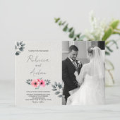 Roze Bloemen bruiloft uitnodigingen met foto (Staand voorkant)