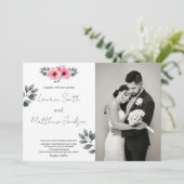 Roze Bloemen bruiloft uitnodigingen met foto (Staand voorkant)