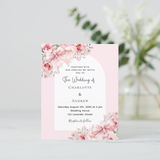 Roze bloemen buigt boog bruiloft uitnodiging (Staand voorkant)