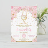 Roze Bloemen Bunny 1e Verjaardag Uitnodiging Meisj (Staand voorkant)