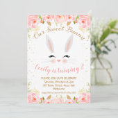 Roze Bloemen Bunny Gezicht Verjaardag Uitnodiging (Staand voorkant)