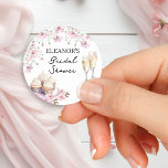 Roze Bloemen Champagne glazen en cupcakes Ronde Sticker<br><div class="desc">Champagne vrijgezellenfeest stickers. Dit delicate ontwerp is voorzien van champagneglazen, cupcakes en roze bloemen met zoete handgeschreven typografie. Perfect voor roze vrijgezellenfeesten, bloemblaadjes of parels en processco thema's, brunch en bubbels, middagthee etc. Blader door mijn Cupcakes en Cava Vrijgezellenfeest Collectie voor het coördineren van games en borden of stuur me...</div>